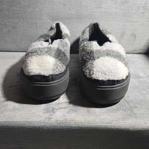 Toms Women's Gray and White Fuzzy Flats